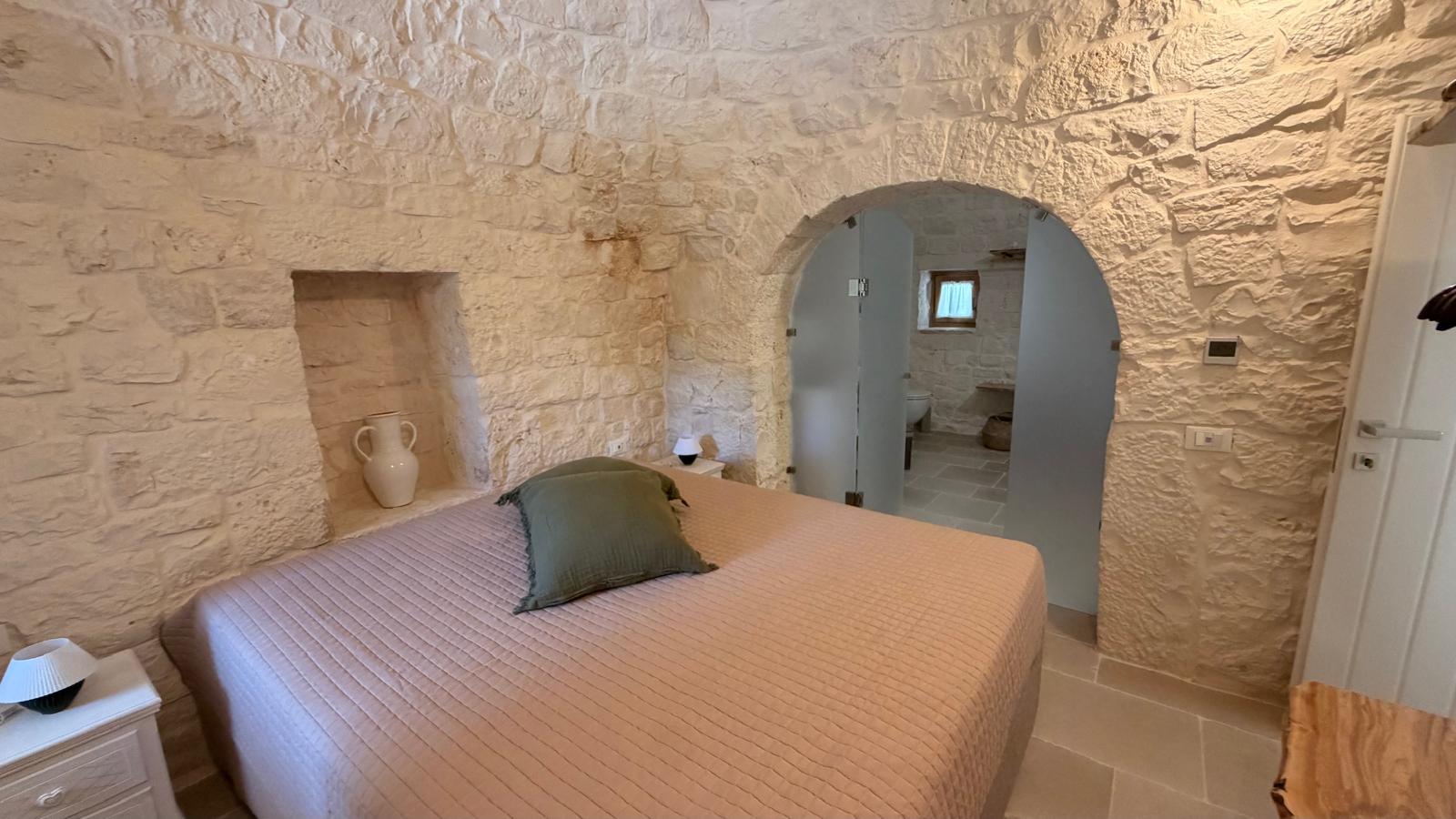 Trulli Comunicanti, Restaurati con Antico Camino, Ulivi Secolari.